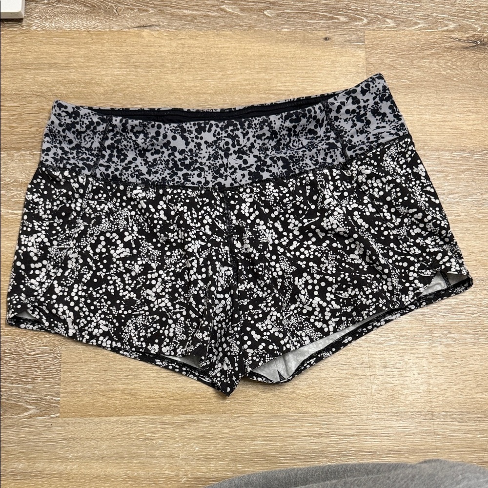Lululemon Athletica Women’s Speckled Black  Gray Floral Athletic Shorts Size 6